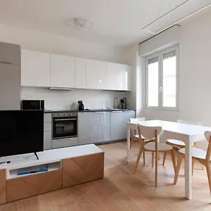 Youhosty - Del Castagno 2 , Milano Italia